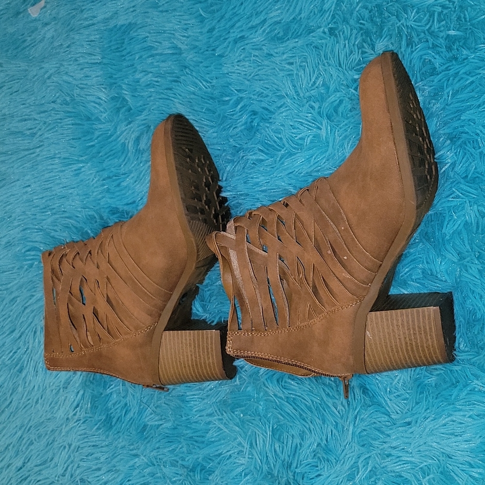 Arizona Tan Chunky Heel Booties Size 9